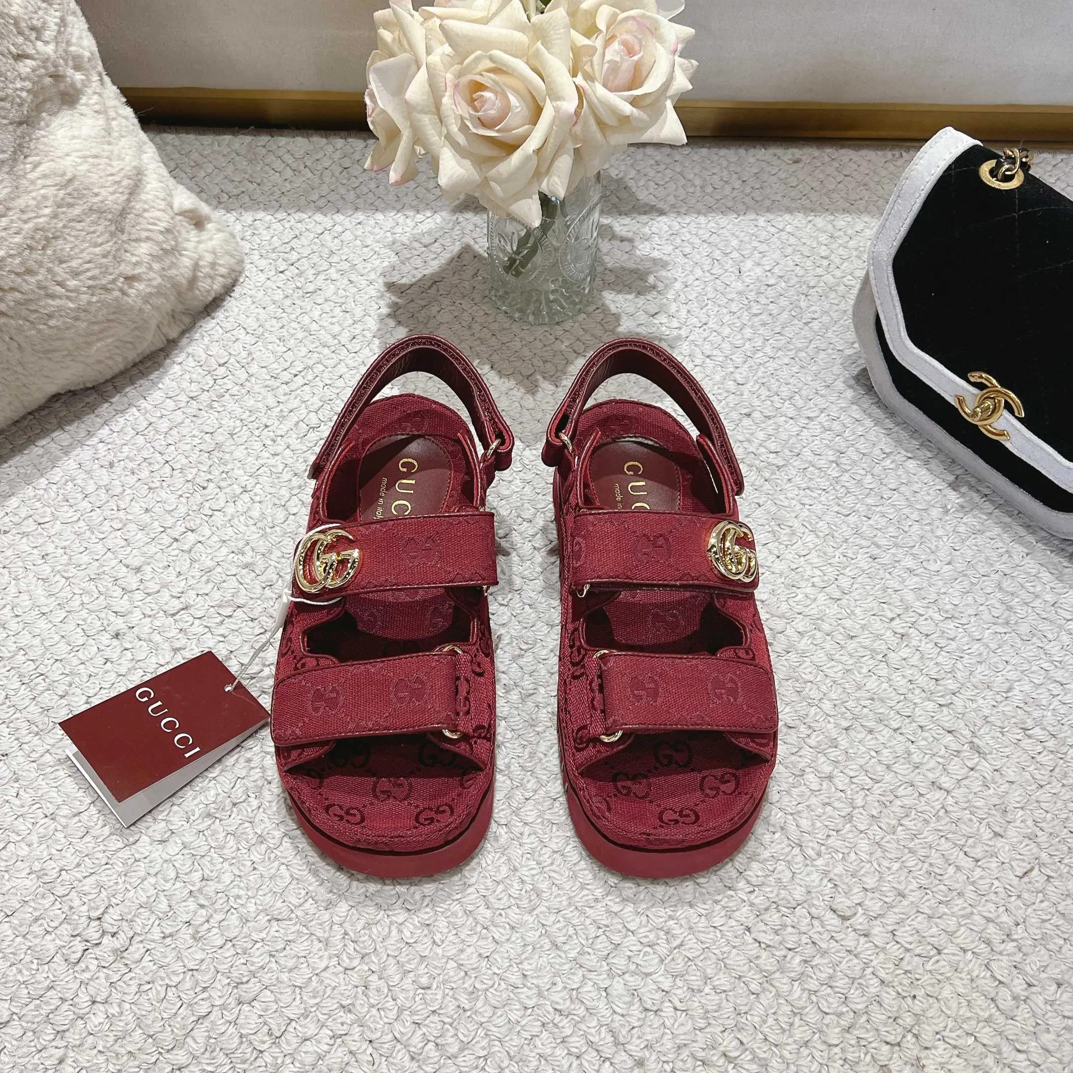 👟👟Ex-factory price 500👟👟Gucci’s modern design aesthetic explores the path of unique craftsmanship, cleverly integrating the brand’s classic elements with its beloved brand logo. The sandal is embellished with the beloved Double G hardware, adding a touch of understated branding to the design, complementing the versatility of the Velcro straps. Outsole: Wear-resistant and easy-to-bend sawtooth rubber foam sole! Ultra-light sole. Natural PU heightening insole. Size: Female 35-41#